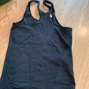Lululemon black tank and black hat